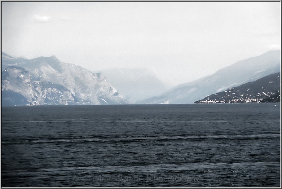 Sirmione_Grotten_014.jpg - Blick in Richtung Torbole zum nördlichsten Punkt des Sees. Leider war es nicht klar genug. Rechts am Berghang ist Garda zu sehen.