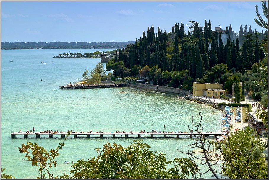 Sirmione_Grotten_030.jpg - Blick von den Grotten auf einen weiteren "Traumstrand" Sirmiones. Der besteht im Grunde nur aus dem langen Steg.....