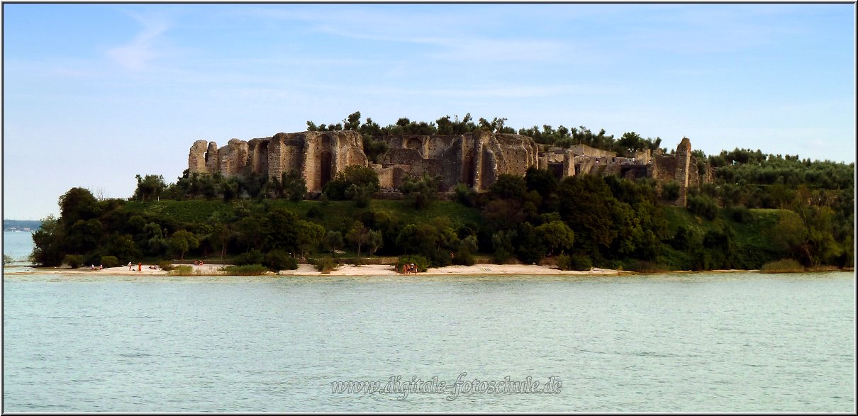 Sirmione_Grotten_032.jpg - Blick vom Schiff auf die Grotten. Unten am Fuße sind die einsamen Strände zu erkennen, die aber nur über den Seeweg zu erreichen sind.