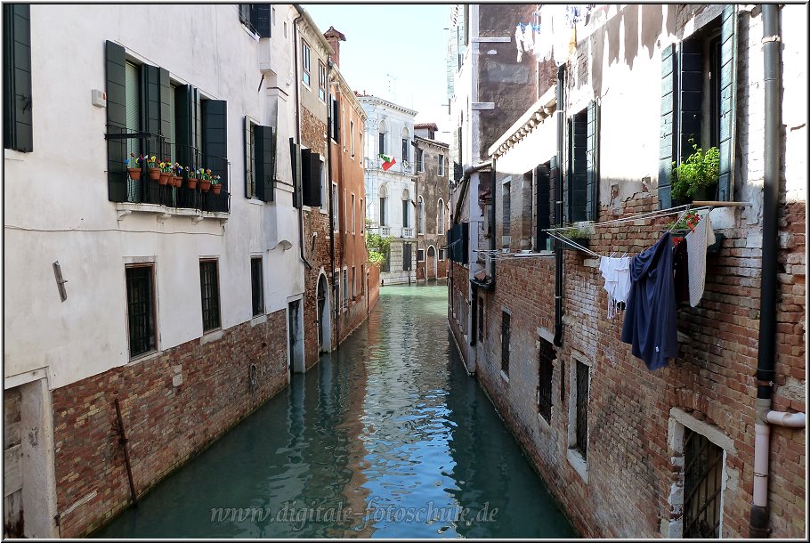 Venedig_Ralfonso_014.jpg - Auch heutzutage wird die Wäsche in Venedig noch draußen am Haus getrocknet.