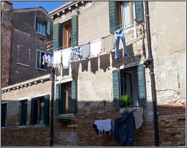 Venedig_Ralfonso_015.jpg - Auch heutzutage wird die Wäsche in Venedig noch draußen am Haus getrocknet.