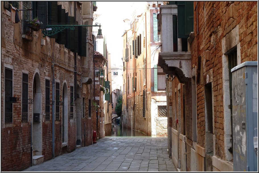 Venedig_Ralfonso_017.jpg - Allen Freunden der mobilen GPS- Navigation empfehle ich in Venedig die gute alte Papierkarte. Durch die superengen Gassen und hohen Häusern findet Deine Uschi bestenfalls auf einem größeren Platz seine Satelitten, um sie schon in der nächsten Gasse wieder zu verlieren. Wer sich hiermit zurecht finden will, lernt sicher viele Ecken Venedigs kennen...