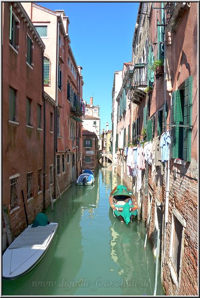 Venedig_Ralfonso_019.jpg - Hier parkt nicht der Wagen auf der Strasse vorm Haus, sondern das eigene Boot auf dem Canale