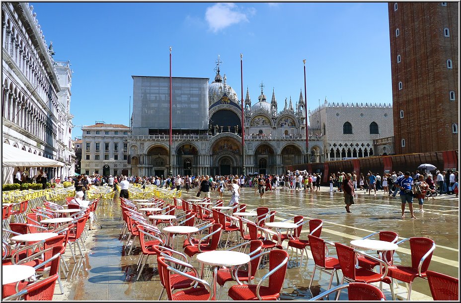 Venedig_Ralfonso_037.jpg - Was ich allerdings nicht bestätigen kann, ist daß Venedig stinken soll. Vielleicht hatte ich auch nur Glück, aber ich hatte an manchen Stellen leckeren Pizzageruch und angenehmen Brötchenduft in der Nase. Ansonsten herrschte eher Meeresluft, man spürt die Nähe zur offenen Adria. Ob 16,- Euro für einen kleinen Capuccino am Markusplatz angemessen sind, mag jeder selbst entscheiden. Aber daß Venedig an den Haupt-Touri-Magneten sündhaft teuer ist, ist nichts Neues und das war vor Jahrzehnten auch schon so. Eine romantische Gondelfahrt schlägt mit 85,-- Euro zu Buche und ist preislich inzwischen auf den Betrag limitiert. Real sieht das aber leider bei vielen Gondolieris so aus, daß nach einer gewissen Fahrtzeit nochmal 50,-- Euro nachgefordert werden, sonst kannst Du ganz flott aussteigen. Und wer sich eine romantische Gondelfahrt tatsächlich romantisch vorstellt, wird sicher schlucken, wenn er sieht, daß alle Gondeln durch dieselben Canale schippern und zu zehnt in einer Reihe hintereinander herfahren. Unter romantischen kleinen Brückchen her, die überfüllt sind mit fotowütigen Touristen.Auf mich wirkte das recht grotesk. 