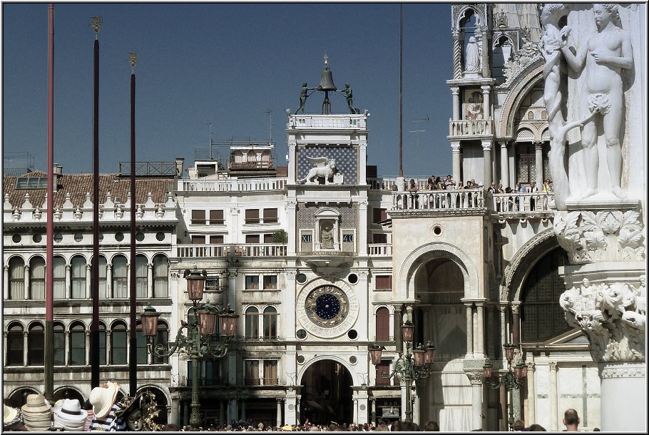 Venedig_Ralfonso_045.jpg - Der Uhrenturm auf dem Markusplatz, rechts im Bild sind Teile der Markuskirche zu sehen