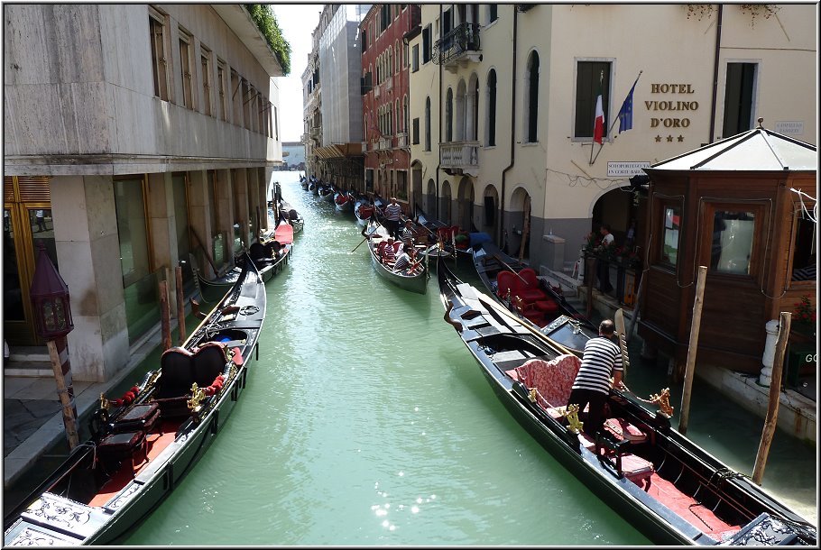 Venedig_Ralfonso_051.jpg - Romantischer Gondelstau. Oh Du Stadt der Liebe, was ist das himmlisch schön