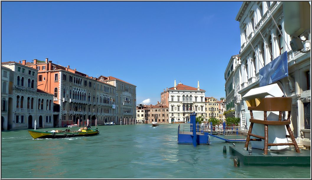 Venedig_Ralfonso_054.jpg - Eine Fahrt mit dem Wasserbus über den Canale Grande kostet pro Person 18,50 €, auch ein stolzer Preis für einen Stehplatz in einem überfüllten Schiff.