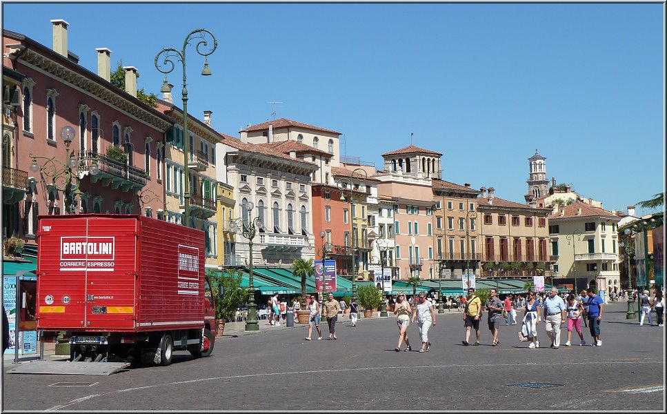 Verona_002.jpg - Auf der Piazza Bra´. Hier gelangst Du vom Bahnhof aus kommend direkt hin. Weiter geradeaus gehts in die Altstadt, rechts erscheint in wenigen Metern die Arena.