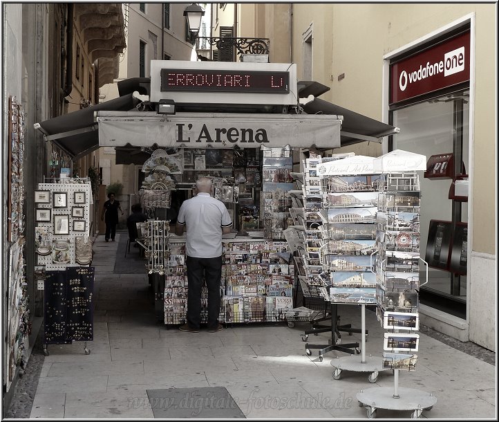 Verona_010_a.jpg - Wirkt doch ein bißchen so, wie in den 60er, oder? Na gut, da gabs noch keine LED- Laufschrift und Handyanbiter auch noch nicht, aber ansonsten....