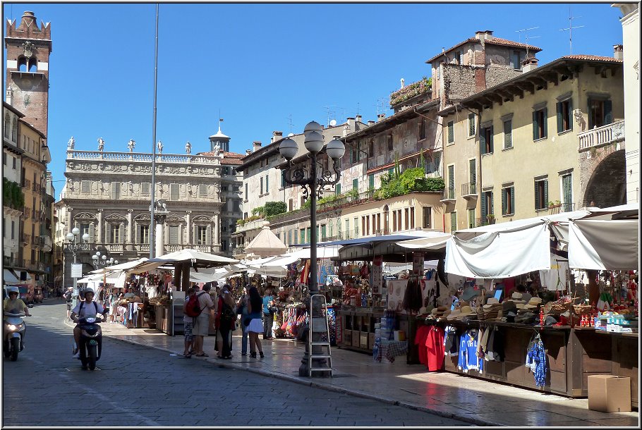 Verona_014.jpg - Auf dem Piazza delle Erbe brummt Verona