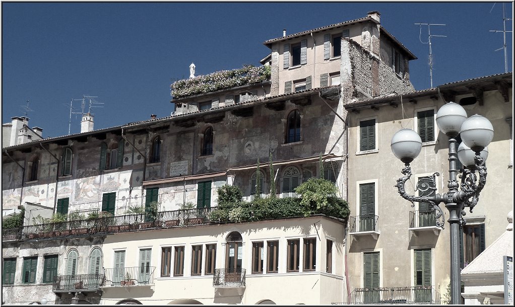 Verona_016.jpg - Häuserwand auf dem Piazza delle Erbe