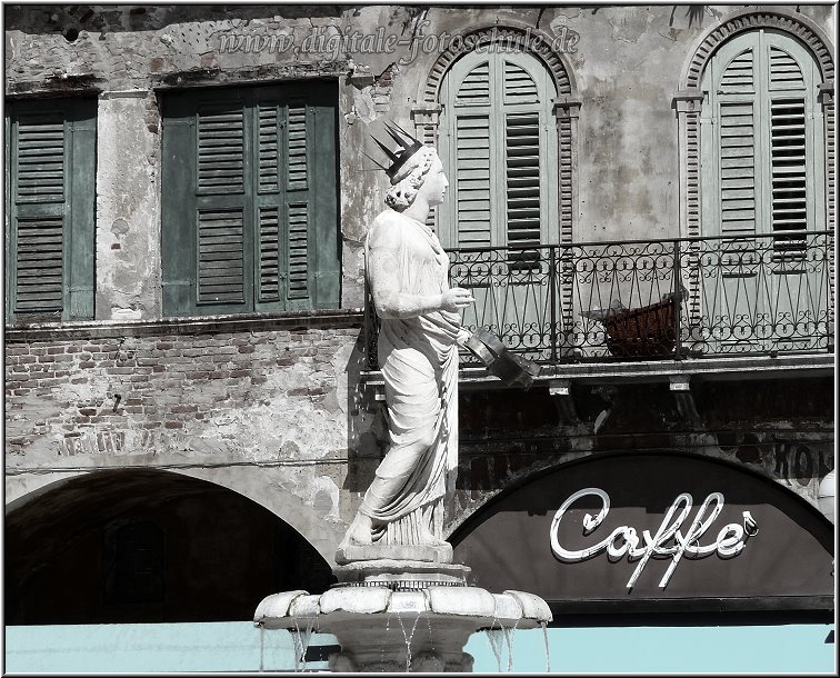 Verona_018.jpg - Brunnenfigur auf dem Piazza delle Erbe