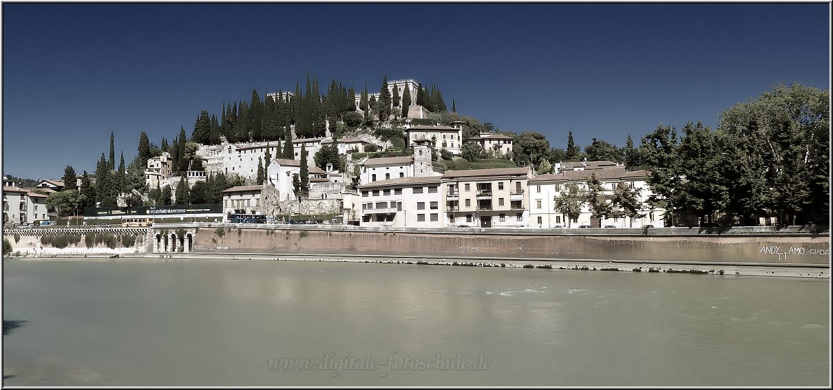 Verona_022.jpg - Mich beeindruckt besonders die Adige, die hier kraftvoll durch Verona fliesst. An der prächtigen Ufermauer kann man prima stehen und Ruhe und Kraft schöpfen. Es gibt doch ein paar Winkel in Verona, wo man nicht platt gelaufen wird. Hier zum Beispiel.