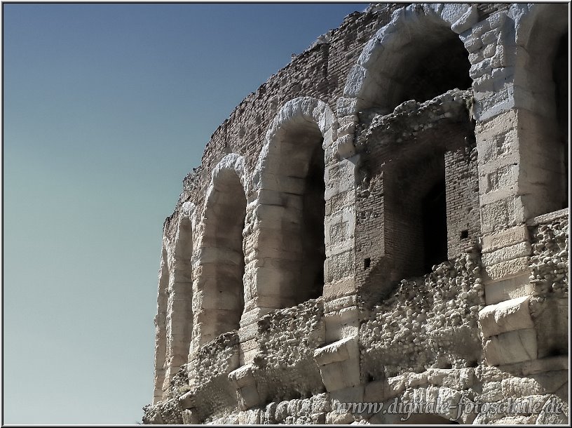 Verona_031.jpg - Unsere Verona- Erkundung führt uns über San Fermo Maggiore wieder zur Arena (diesmal von der anderen Seite, die übrigens nicht so schön in Schuß ist) und dann zurück ins Elend: zum Bahnhof.