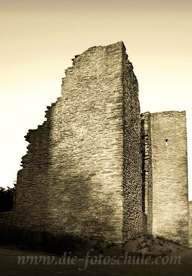 Ruine1.jpg - An der Hohensyburg im Süden Dortmunds, hoch oben über dem Hengsteysee.