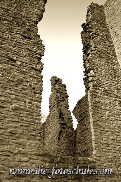 Ruine10_fotoschule.jpg - An der Hohensyburg im Süden Dortmunds, hoch oben über dem Hengsteysee.