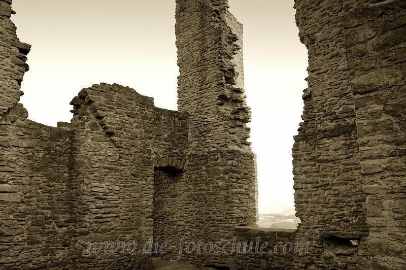 Ruine11_Die_Fotoschule.jpg - An der Hohensyburg im Süden Dortmunds, hoch oben über dem Hengsteysee.