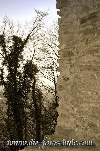 Ruine4.jpg - An der Hohensyburg im Süden Dortmunds, hoch oben über dem Hengsteysee.