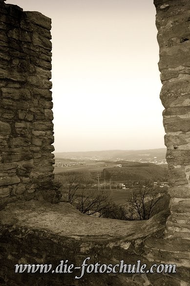 Ruine5_Die_Fotoschule.jpg - An der Hohensyburg im Süden Dortmunds, hoch oben über dem Hengsteysee.