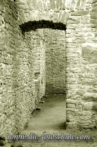 Ruine6_Die_Fotoschule.jpg - An der Hohensyburg im Süden Dortmunds, hoch oben über dem Hengsteysee.