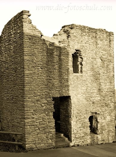 Ruine7_Die_Fotoschule.jpg - An der Hohensyburg im Süden Dortmunds, hoch oben über dem Hengsteysee.