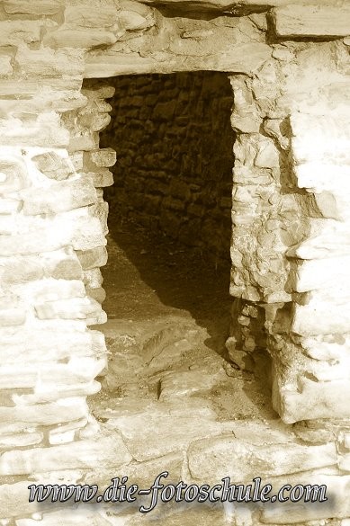 Ruine_9_Die_Fotoschule.jpg - An der Hohensyburg im Süden Dortmunds, hoch oben über dem Hengsteysee.