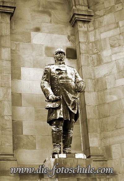 Statue1.jpg - An der Hohensyburg im Süden Dortmunds, hoch oben über dem Hengsteysee.