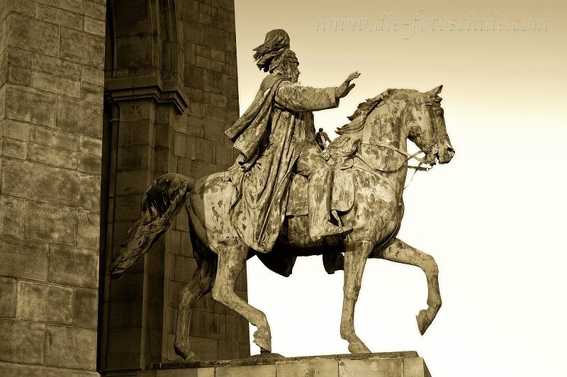 Statue2_Die_Fotoschule.jpg - An der Hohensyburg im Süden Dortmunds, hoch oben über dem Hengsteysee.