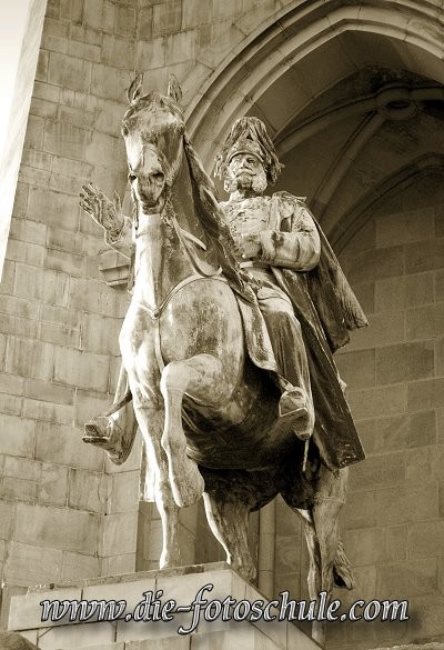 Statue3_fotoschule.jpg - An der Hohensyburg im Süden Dortmunds, hoch oben über dem Hengsteysee.