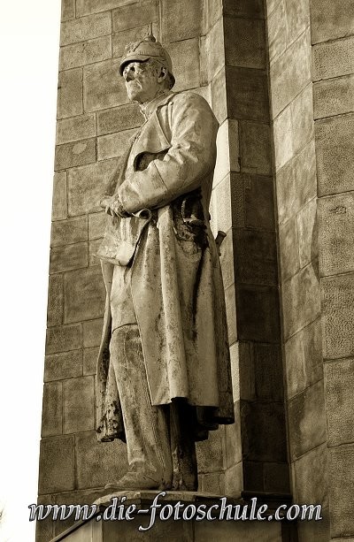 Statue4.jpg - Das ist das letzte Foto meiner Hengsteysee-Retro-Serie. Bitte benutze die Buttons oben, um zum Beginn zurückzukehren, oder klick Dich unten direkt in Die Auswahl der Digital-Fotogalerie.