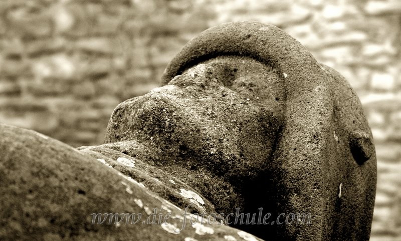 Statue5_fotoschule.jpg - An der Hohensyburg im Süden Dortmunds, hoch oben über dem Hengsteysee.