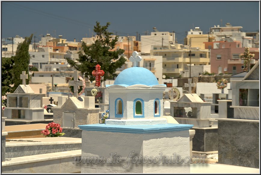 Kalymnos_Tigaki_Fotoschule_015.jpg - Hoch oben am Hang entdecken wir einen Friedhof mit hochgemauerten Grabstätten, die eng an eng nebeneinander stehen und liebevolle von den Hinterbliebenen geschmückt werden.