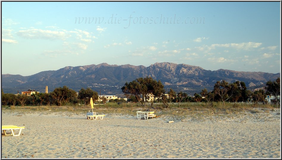 Tigaki_Tingaki_Fotoschule_002.jpg - Strandbereich von Tigaki, im Hintergrund sieht man den Dikeosberg