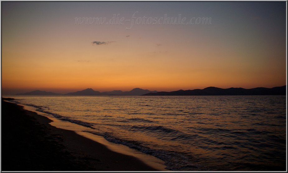 Tigaki_Tingaki_Fotoschule_008.jpg - Der Strand von Tigaki kurz nach Sonnenuntergang, mit Blick auf Pserimos und Kalimnos.