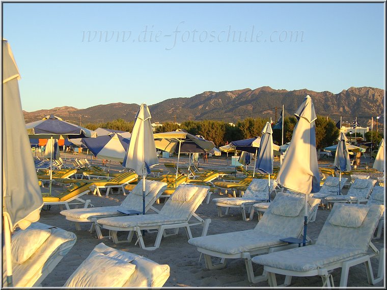 Tigaki_Tingaki_Fotoschule_009.jpg - Rings um den Strand von Tigaki Beach leider das typische Bild. Man sieht den Strand vor lauter Liegen nicht.