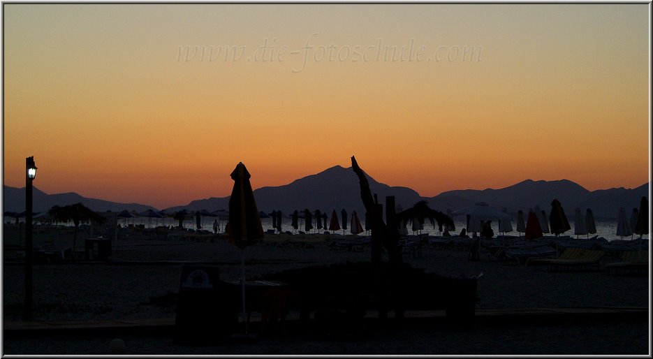 Tigaki_Tingaki_Fotoschule_018.jpg - Beim Sonnenuntergang schon fast wieder etwas idyllisch: die Liegenbatterie