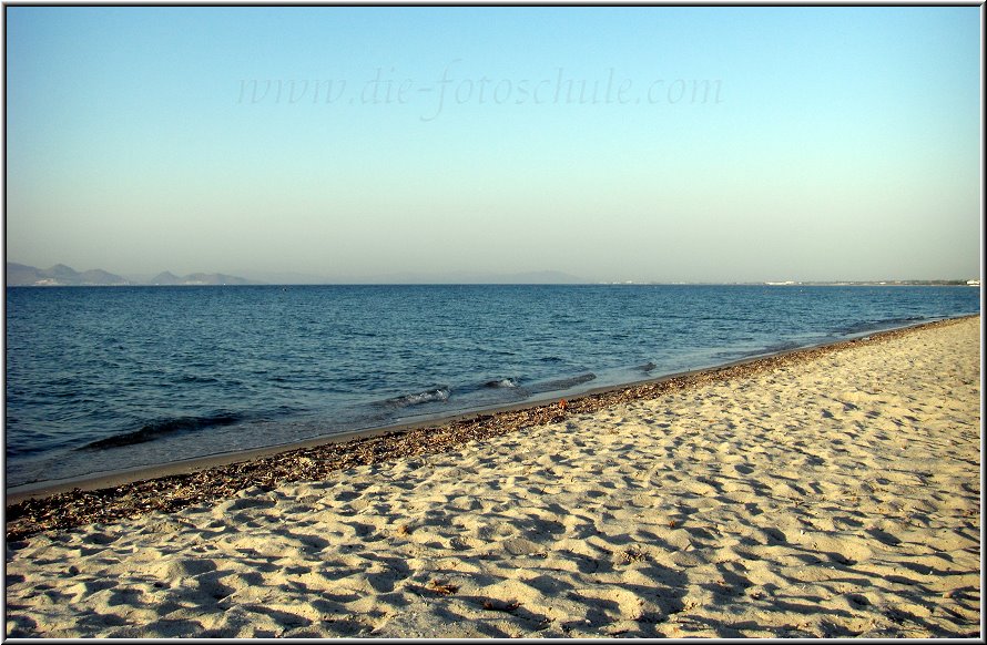 Tigaki_Tingaki_Fotoschule_035.jpg - Das Schöne am Strand von Tigaki ist, daß hier nicht, wie an vielen anderen Stränden der Insel Kos, eine Hauptstrasse direkt parallel zum Strand verläuft.