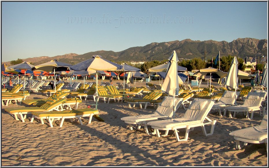 Tigaki_Tingaki_Fotoschule_037.jpg - Strandbereich von Tigaki,vorne Liegen, im Hintergrund sieht man den Dikeosberg