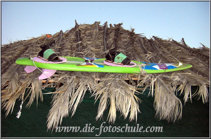 Tigaki_Tingaki_Fotoschule_041.jpg - Wassersportratten bekommen hier alles: Bananaboot, Jetski, Surfbrett und zu meiner Freude zeigten an stürmischeren Tagen ein paar Kitesurfer ihre waghalsigen Kunststücke