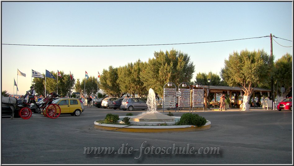 Tigaki_Tingaki_Fotoschule_045.jpg - Wendeplatz, Kreisverkehr, Brunnen und Zentrum von Tigaki.