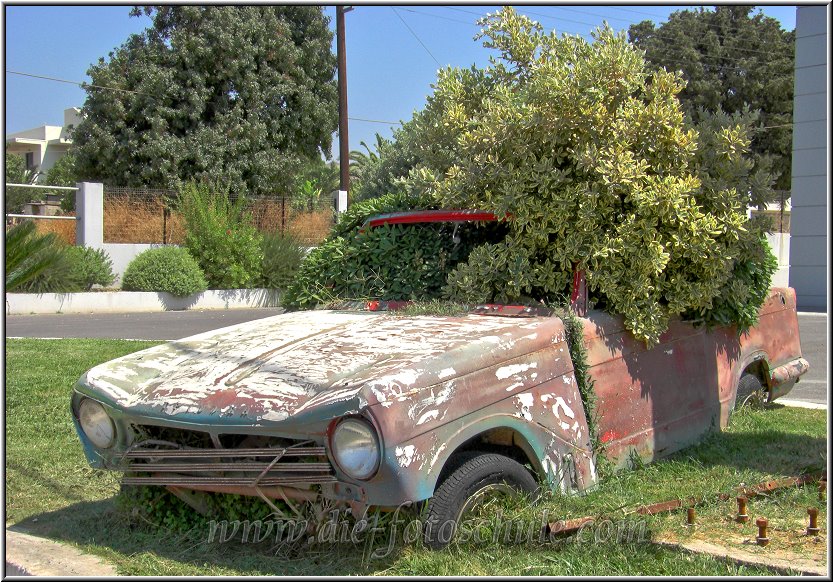 Tigaki_Tingaki_Fotoschule_077.jpg - Hier bekommen alte Autos ein zweites Leben eingehaucht...."