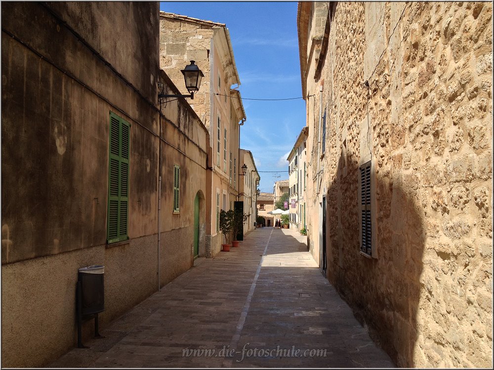 Alcudia_2014_001.jpg - Alcudia liegt auf einer Anhöhe und wird bestimmt von der riesigen Kirche Església de Sant Jaume und den um den Ort verlaufenden Stadtmauern. Der Ort selbst hält einige natürlich wirkende Gassen und enge Häuserzeilen und erinnerte mich sehr an Ciutadella auf Menorca.