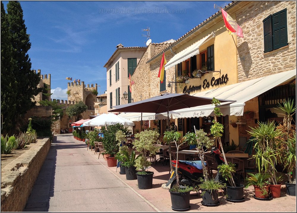 Alcudia_2014_006.jpg - Im Hintergrund siehst Du Teile der Stadtmauer und Befestigung