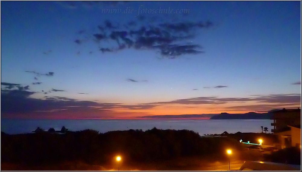 Can_Picafort_2014_002.jpg - Der Blick morgens aus dem Schlafzimmerfenster in Richtung Sonnenaufgang. Morgens gibts erst die Blaue Stunde und dann kommt die Sonne.