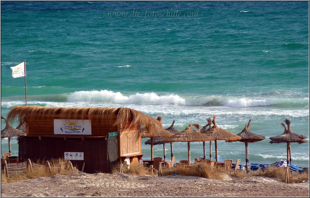 Can_Picafort_2014_003.jpg - Am Strand von Picafort findest Du einige dieser schönen Beach-Bars, die auch abends zu einem Besuch einladen. Dieses Foto entstand von meinem Hotel aus mit Tele (500mm), f16 - ISO 100 - 1/250sec.