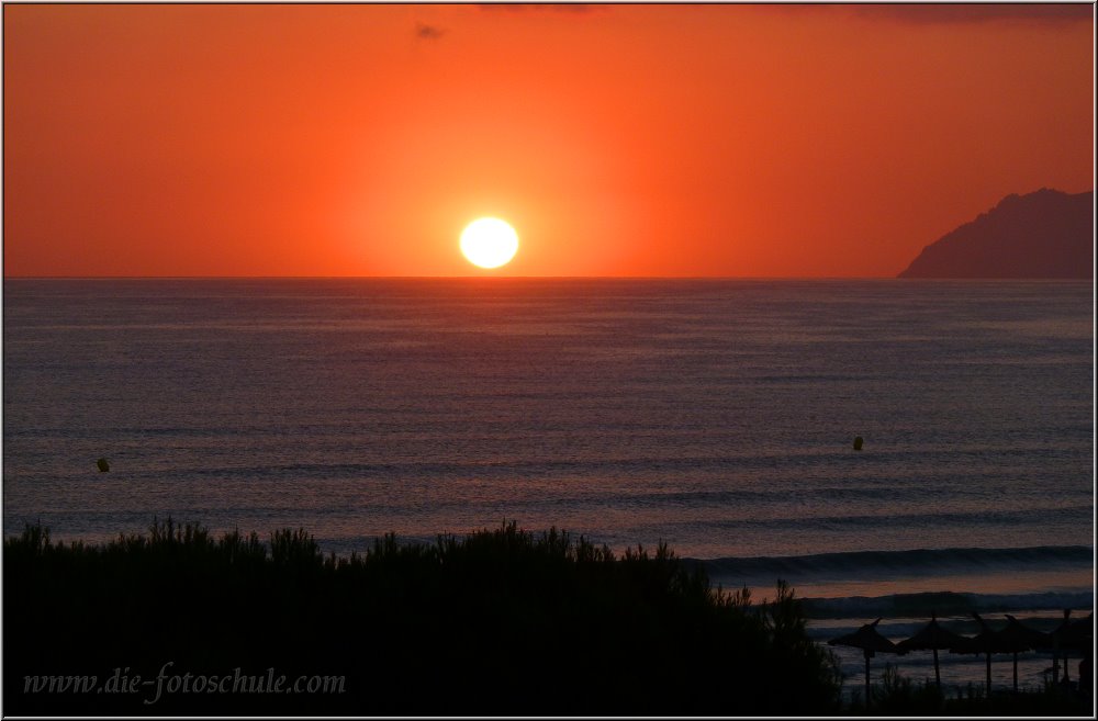 Can_Picafort_2014_004.jpg - Sonnenuntergänge wirst Du hier vermissen, denn das Meer liegt östlich. Dafür sind die Sonnenaufgänge sehr beeindruckend. Vom Bett aus fotografiert, das hatte ich auch noch nicht.