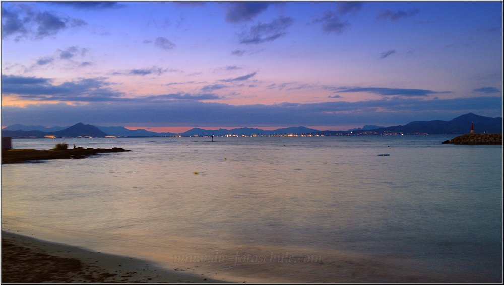 Can_Picafort_2014_005.jpg - Der Blick vom Hafen in Richtung Port d ´ Alcudia genau geradeaus. Die Berge bilden jeden Abend so eine schöne Silhouette. Panasonic DMC-TZ10 - ISO 80 - 1/2 sec. mit Blende f5,6 Als Stativ diente die Promenadenmauer.