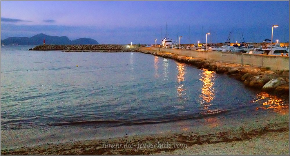 Can_Picafort_2014_006.jpg - Can Picafort hat einen kleinen Hafen, der abends schöner ist, als tagsüber. Auch dieses Foto ist ein iPhone-Foto mit abgelegtem Gerät und Selbstauslöser (damit nichts wackelt).
