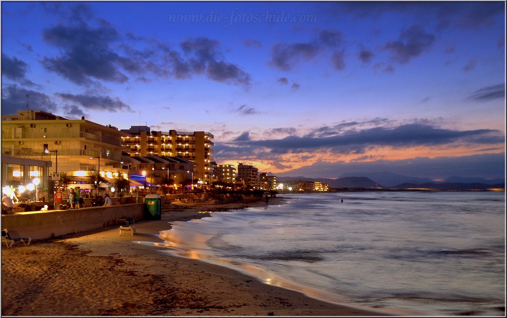 Can_Picafort_2014_007.jpg - Auch wenn es keinen direkten Sonnenuntergang über dem Meer gibt, so kann die nachfolgende Blaue Stunde einiges wieder wettmachen. Dieses Foto entstand per iPhone, das auf der kleinen Strandmauer ruhig abgelegt war.