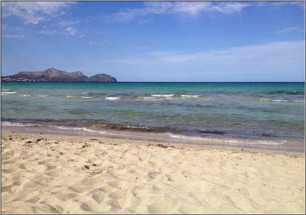 Playa_Muro_2014_002.jpg - Auch in der Hauptsaison findest Du hier noch "Dein" Plätzchen am Strand in Ruhe und Abgeschiedenheit.